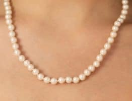 Accessoires incontournables : pourquoi le collier de perles revient en force ?